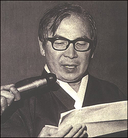 1973년 12월 24일 서울 YMCA 2층 총무실에서 개헌 청원 백만인 서명운동을 발표하는 장준하 선생.